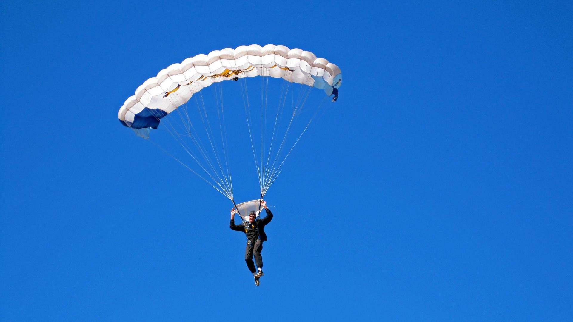 特色苗族民族体育展演，文化与运动融合创新，苗族体育运动手抄报